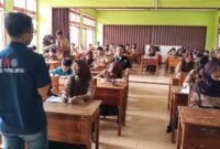 Siswa-siswi SMPN Sribhawono mengikuti sosialisasi pencegahan hoaks dan etika digital yang disampaikan pengurus IWO Lampung dan IWO Lampung Timur dalam Program Sekolah Jurnalistik IWO (Sejiwo), Jumat (31/7/2026). (Foto: Humas IWO)