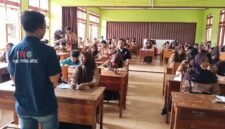 Siswa-siswi SMPN Sribhawono mengikuti sosialisasi pencegahan hoaks dan etika digital yang disampaikan pengurus IWO Lampung dan IWO Lampung Timur dalam Program Sekolah Jurnalistik IWO (Sejiwo), Jumat (31/7/2026). (Foto: Humas IWO)