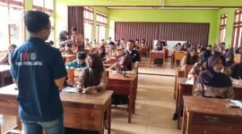 Siswa-siswi SMPN Sribhawono mengikuti sosialisasi pencegahan hoaks dan etika digital yang disampaikan pengurus IWO Lampung dan IWO Lampung Timur dalam Program Sekolah Jurnalistik IWO (Sejiwo), Jumat (31/7/2026). (Foto: Humas IWO)