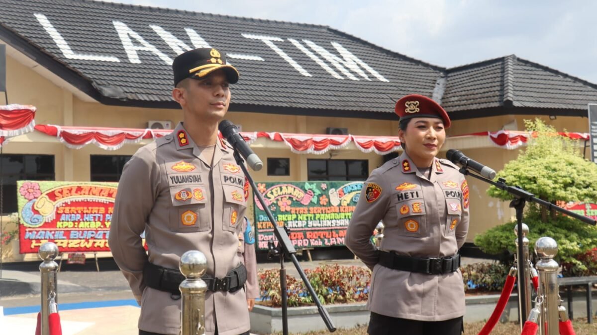 AKBP Yuliansyah resmi memimpin Polres Lampung Timur menggantikan AKBP Heti Patmawati dalam upacara Welcome and Farewell Parade di Lapangan Satya Haprabu Polres Lampung Timur, Selasa (4/8/2026). (Foto: Ist)