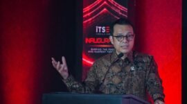 Wakil Menteri Komunikasi dan Digital (Wamenkomdigi) Nezar Patria menyampaikan paparan dalam acara ITSEC Cyber & AI Academy Grand Launching di Jakarta Selatan. Dalam kesempatan tersebut, Nezar menyoroti ancaman pencurian data terenkripsi di tengah perkembangan komputasi kuantum dan kecerdasan artifisial. (Foto: Humas Komdigi)
