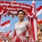Ilustrasi pria pakai busana wanita saat karnaval perayaan kemerdekaan negara Republik Indonesia. (Foto: kreasi AI)
