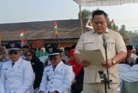 Anggota DPRD Lampung Timur Rendi Pratama membacakan Teks Proklamasi Kemerdekaan RI dalam upacara HUT ke-81 RI di Lapangan Merdeka, Kecamatan Labuhan Maringgai, Lampung Timur, Senin (17/8/2026). (Jahri/freentalk.com)