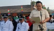 Anggota DPRD Lampung Timur Rendi Pratama membacakan Teks Proklamasi Kemerdekaan RI dalam upacara HUT ke-81 RI di Lapangan Merdeka, Kecamatan Labuhan Maringgai, Lampung Timur, Senin (17/8/2026). (Jahri/freentalk.com)