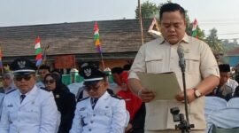 Anggota DPRD Lampung Timur Rendi Pratama membacakan Teks Proklamasi Kemerdekaan RI dalam upacara HUT ke-81 RI di Lapangan Merdeka, Kecamatan Labuhan Maringgai, Lampung Timur, Senin (17/8/2026). (Jahri/freentalk.com)