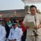 Anggota DPRD Lampung Timur Rendi Pratama membacakan Teks Proklamasi Kemerdekaan RI dalam upacara HUT ke-81 RI di Lapangan Merdeka, Kecamatan Labuhan Maringgai, Lampung Timur, Senin (17/8/2026). (Jahri/freentalk.com)
