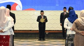 Menteri Pendidikan Dasar dan Menengah (Mendikdasmen) Abdul Mu'ti melantik 17 Kepala Sekolah Nasional Terintegrasi (SNT) perdana di Gedung A Kemendikdasmen, Jakarta. (Foto: Kemendikdasmen)