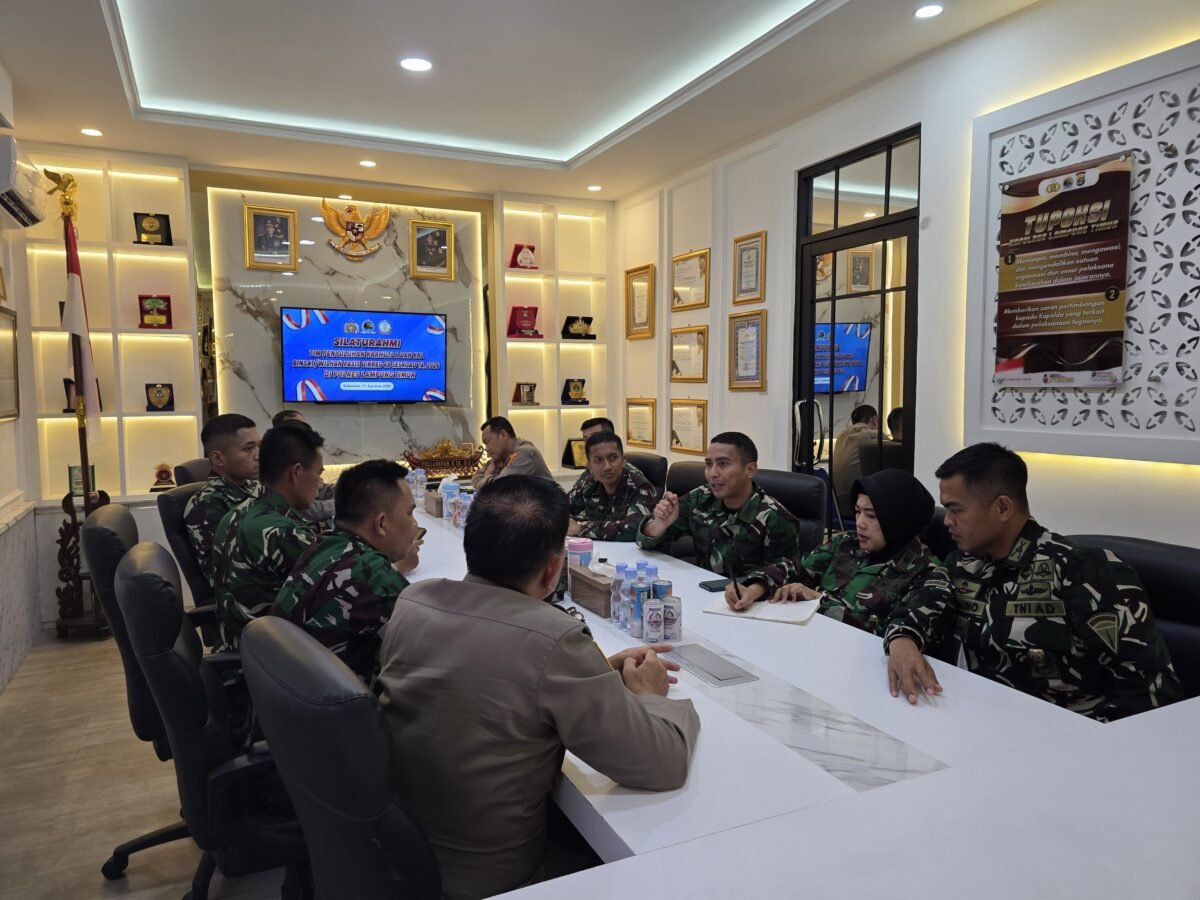 Personel TNI dan Polri mengikuti kegiatan silaturahmi dan koordinasi di Polres Lampung Timur, sebagai bagian dari upaya memperkuat sinergi dalam menghadapi potensi kebakaran hutan dan lahan pada musim kemarau. (Foto: Agus S)