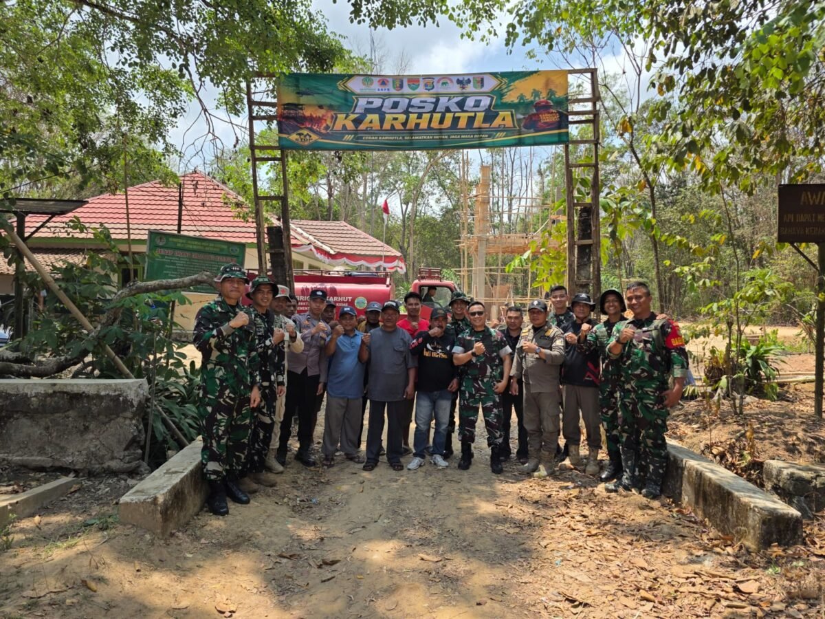 Personel TNI, Polri, dan masyarakat berfoto bersama di Posko Karhutla Desa Rantau Jaya Udik 2, Lampung Timur, usai mengikuti kegiatan edukasi dan penyuluhan pencegahan kebakaran hutan dan lahan, Rabu (2/9/2026). (Foto: Agus S)