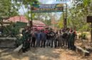 Personel TNI, Polri, dan masyarakat berfoto bersama di Posko Karhutla Desa Rantau Jaya Udik 2, Lampung Timur, usai mengikuti kegiatan edukasi dan penyuluhan pencegahan kebakaran hutan dan lahan, Rabu (2/9/2026).