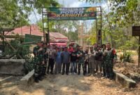 Personel TNI, Polri, dan masyarakat berfoto bersama di Posko Karhutla Desa Rantau Jaya Udik 2, Lampung Timur, usai mengikuti kegiatan edukasi dan penyuluhan pencegahan kebakaran hutan dan lahan, Rabu (2/9/2026). (Foto: Agus S)