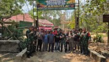 Personel TNI, Polri, dan masyarakat berfoto bersama di Posko Karhutla Desa Rantau Jaya Udik 2, Lampung Timur, usai mengikuti kegiatan edukasi dan penyuluhan pencegahan kebakaran hutan dan lahan, Rabu (2/9/2026).