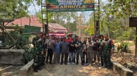 Personel TNI, Polri, dan masyarakat berfoto bersama di Posko Karhutla Desa Rantau Jaya Udik 2, Lampung Timur, usai mengikuti kegiatan edukasi dan penyuluhan pencegahan kebakaran hutan dan lahan, Rabu (2/9/2026). (Foto: Agus S)
