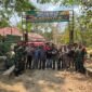 Personel TNI, Polri, dan masyarakat berfoto bersama di Posko Karhutla Desa Rantau Jaya Udik 2, Lampung Timur, usai mengikuti kegiatan edukasi dan penyuluhan pencegahan kebakaran hutan dan lahan, Rabu (2/9/2026). (Foto: Agus S)
