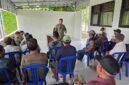Peserta KKL Wilhan Karhutla Dikreg LXVIII Seskoad memberikan penyuluhan kepada masyarakat Desa Sukandana terkait pencegahan kebakaran hutan dan lahan, Jumat (4/9/2026). Foto: Agus S
