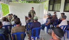 Peserta KKL Wilhan Karhutla Dikreg LXVIII Seskoad memberikan penyuluhan kepada masyarakat Desa Sukandana terkait pencegahan kebakaran hutan dan lahan, Jumat (4/9/2026). Foto: Agus S