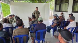 Peserta KKL Wilhan Karhutla Dikreg LXVIII Seskoad memberikan penyuluhan kepada masyarakat Desa Sukandana terkait pencegahan kebakaran hutan dan lahan, Jumat (4/9/2026). Foto: Agus S
