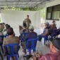 Peserta KKL Wilhan Karhutla Dikreg LXVIII Seskoad memberikan penyuluhan kepada masyarakat Desa Sukandana terkait pencegahan kebakaran hutan dan lahan, Jumat (4/9/2026). Foto: Agus S