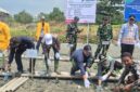 Sejumlah pejabat dan pemangku kepentingan melakukan penanaman bibit mangrove dalam kegiatan rehabilitasi kawasan pesisir di Desa Muara Gading Mas, Kecamatan Labuhan Maringgai, Lampung Timur, September 2026. Program kolaborasi PHE OSES dan pemerintah daerah ini bertujuan menjaga ekosistem pesisir serta memperkuat perlindungan alami dari abrasi dan banjir rob. (Foto:Ist)