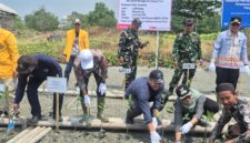Sejumlah pejabat dan pemangku kepentingan melakukan penanaman bibit mangrove dalam kegiatan rehabilitasi kawasan pesisir di Desa Muara Gading Mas, Kecamatan Labuhan Maringgai, Lampung Timur, September 2026. Program kolaborasi PHE OSES dan pemerintah daerah ini bertujuan menjaga ekosistem pesisir serta memperkuat perlindungan alami dari abrasi dan banjir rob. (Foto:Ist)