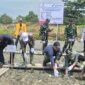 Sejumlah pejabat dan pemangku kepentingan melakukan penanaman bibit mangrove dalam kegiatan rehabilitasi kawasan pesisir di Desa Muara Gading Mas, Kecamatan Labuhan Maringgai, Lampung Timur, September 2026. Program kolaborasi PHE OSES dan pemerintah daerah ini bertujuan menjaga ekosistem pesisir serta memperkuat perlindungan alami dari abrasi dan banjir rob. (Foto:Ist)